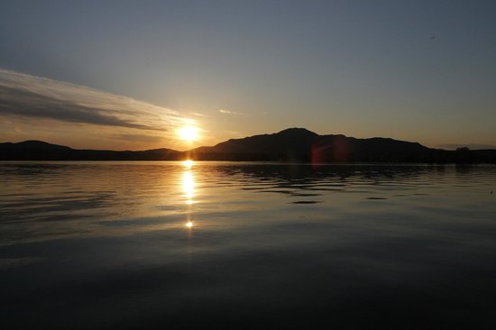 Méditation en groupe sur l’eau.